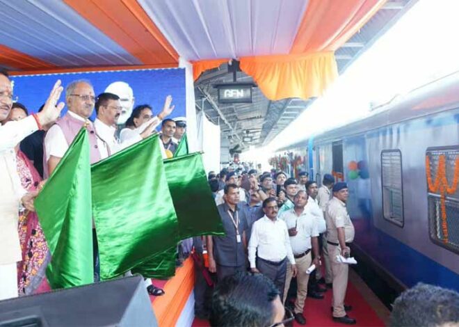 रायपुर : केंद्रीय रेल मंत्री श्री अश्विनी वैष्णव और मुख्यमंत्री श्री विष्णु देव साय ने रावघाट – रायपुर एवं रायपुर – कुरूद यात्री रेल सेवाओं को दिखाई हरी झंडी