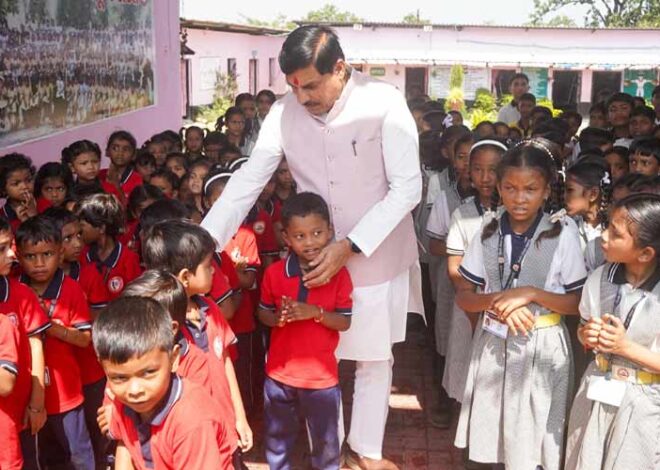 मुख्यमंत्री डॉ. यादव काफिला रुकवाकर पहुंचे स्कूल, बच्चों से किया आत्मीय संवाद