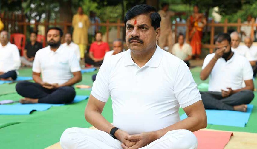 मुख्यमंत्री डॉ. मोहन यादव ने जामली (सेंधवा) के गायत्री धाम में किया योगाभ्यास