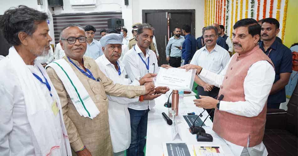 मुख्यमंत्री डॉ. यादव ने ग्रामीणों को वितरित किये रजिस्ट्री प्रमाण-पत्र